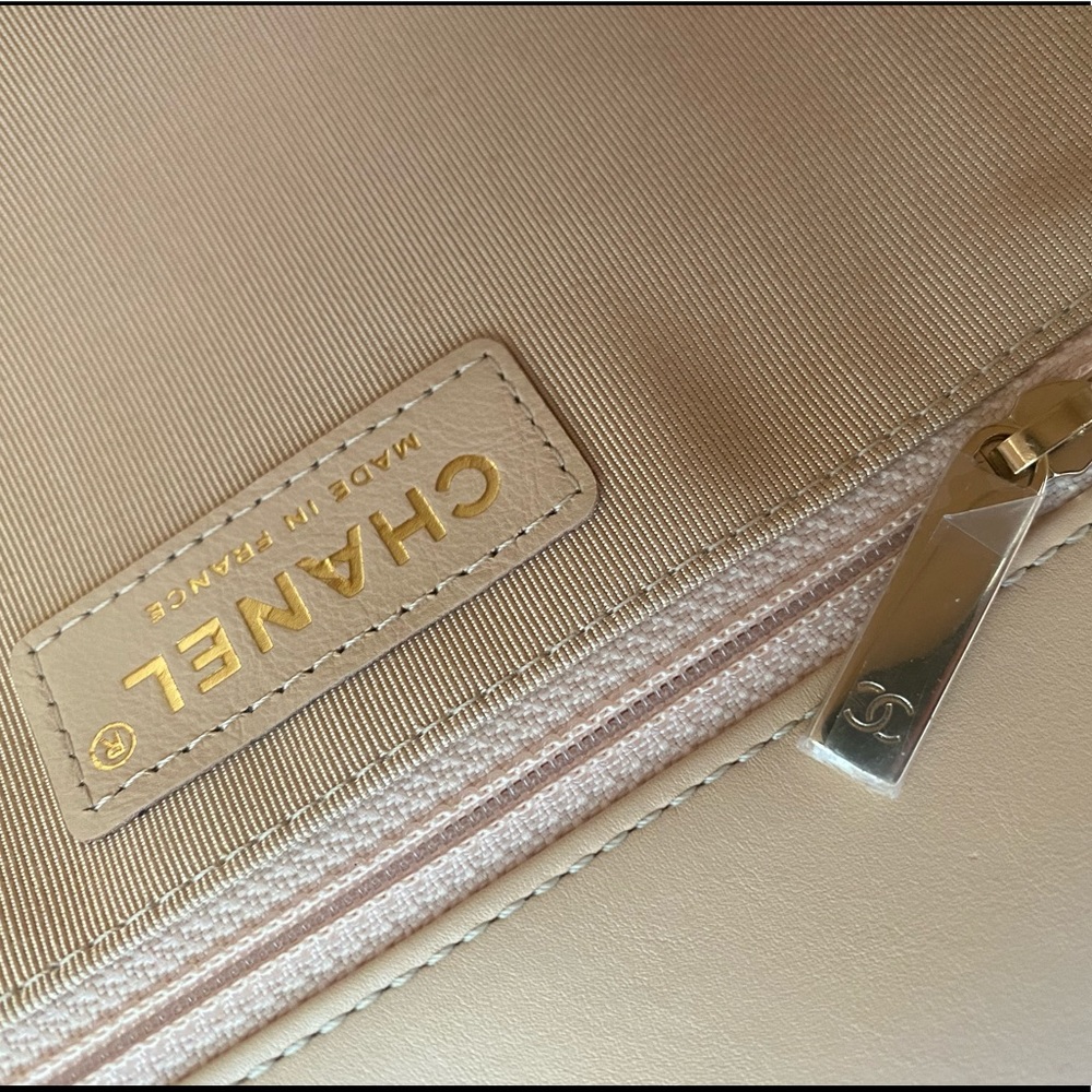 Authentic Rare Investment Chanel Running Chain Flapbag. Small Biege Lambskin - Picture 10 of 11